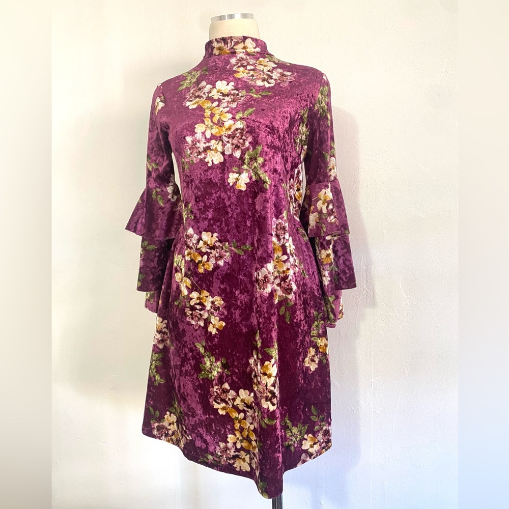 🔅NWOT🔅 Beautiful Fit-n-Flare Purple Velvet Floral Dress 💐💜